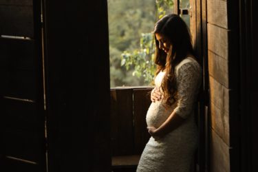 高齢出産で初産のリスクとは？母体と胎児に起こる考えられる危険性