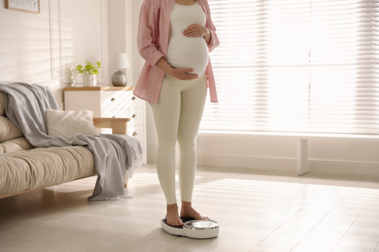 妊婦さんと体重計